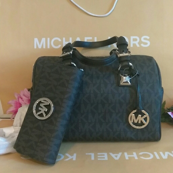 Michael Kors Handbags - SALE 💰Michael kors handbag shoulder bag w/ wallet